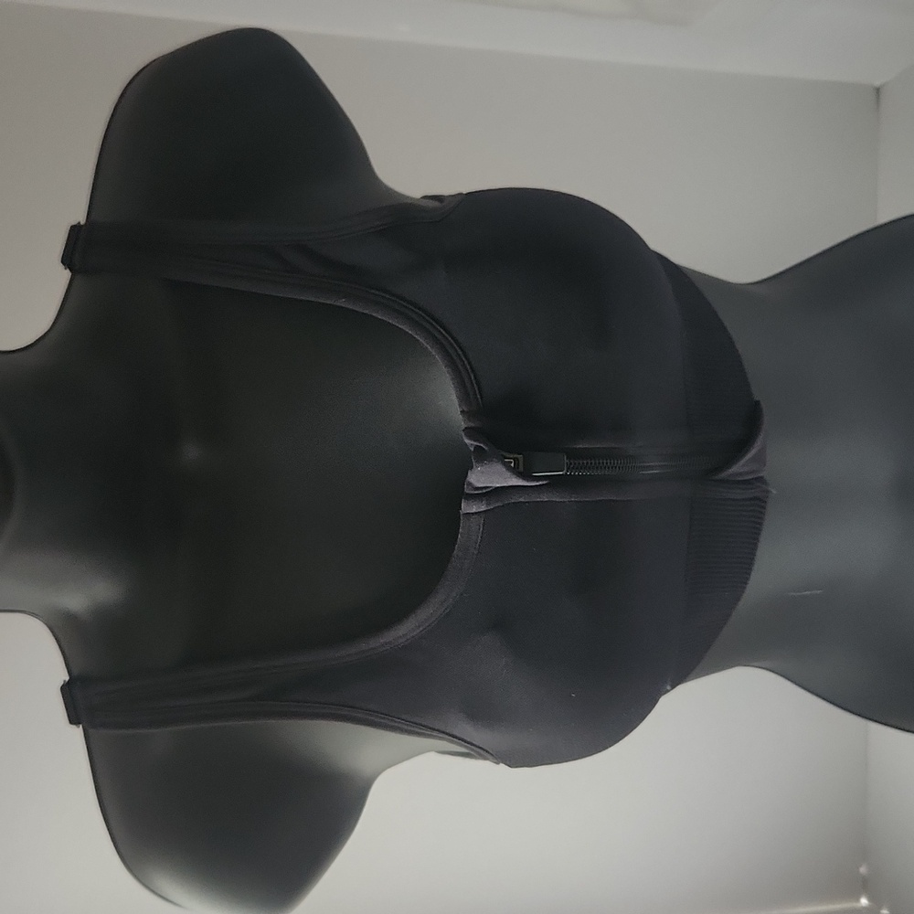 All in Motion hook and Zipper front Sports Bra XS Black
